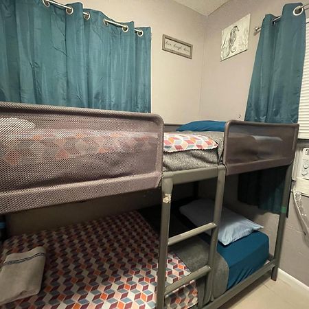 Miami Vibes "Hostel-Like" Shared Room Норт-Маямі Екстер'єр фото