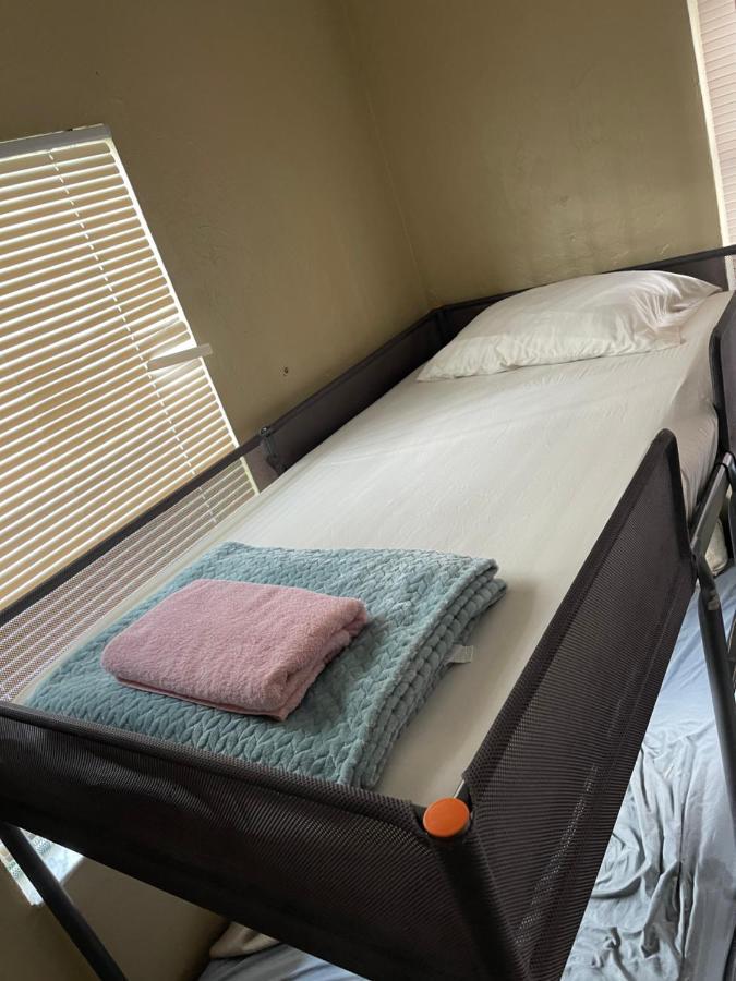 Miami Vibes "Hostel-Like" Shared Room Норт-Маямі Екстер'єр фото