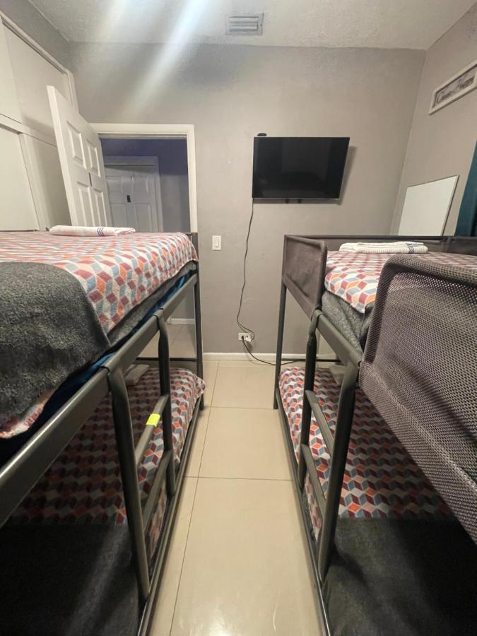 Miami Vibes "Hostel-Like" Shared Room Норт-Маямі Екстер'єр фото