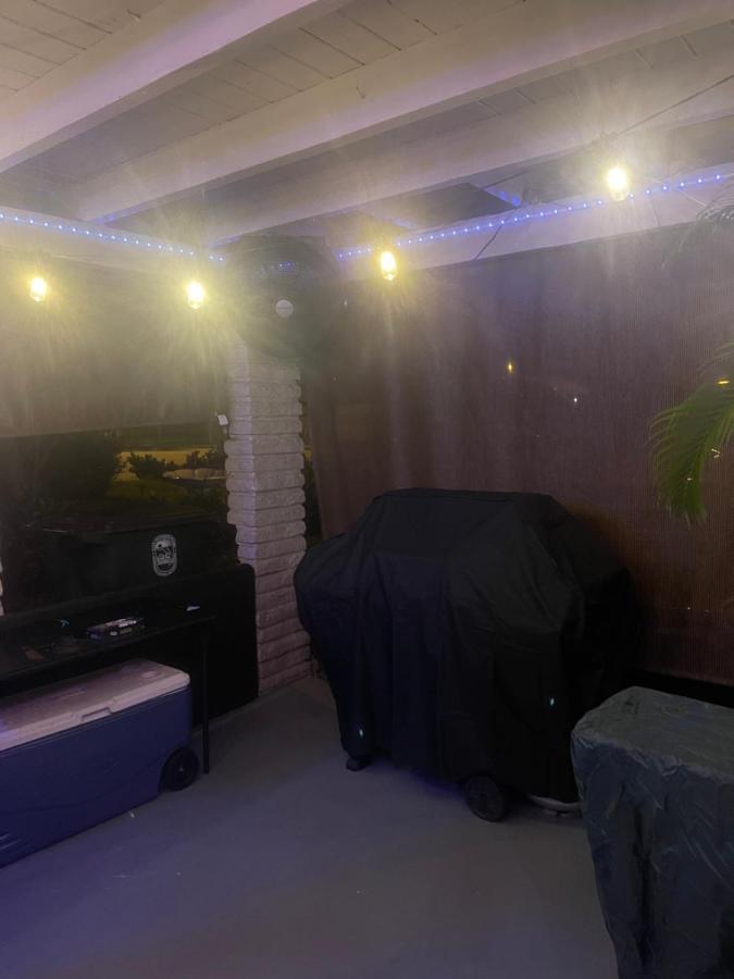 Miami Vibes "Hostel-Like" Shared Room Норт-Маямі Екстер'єр фото