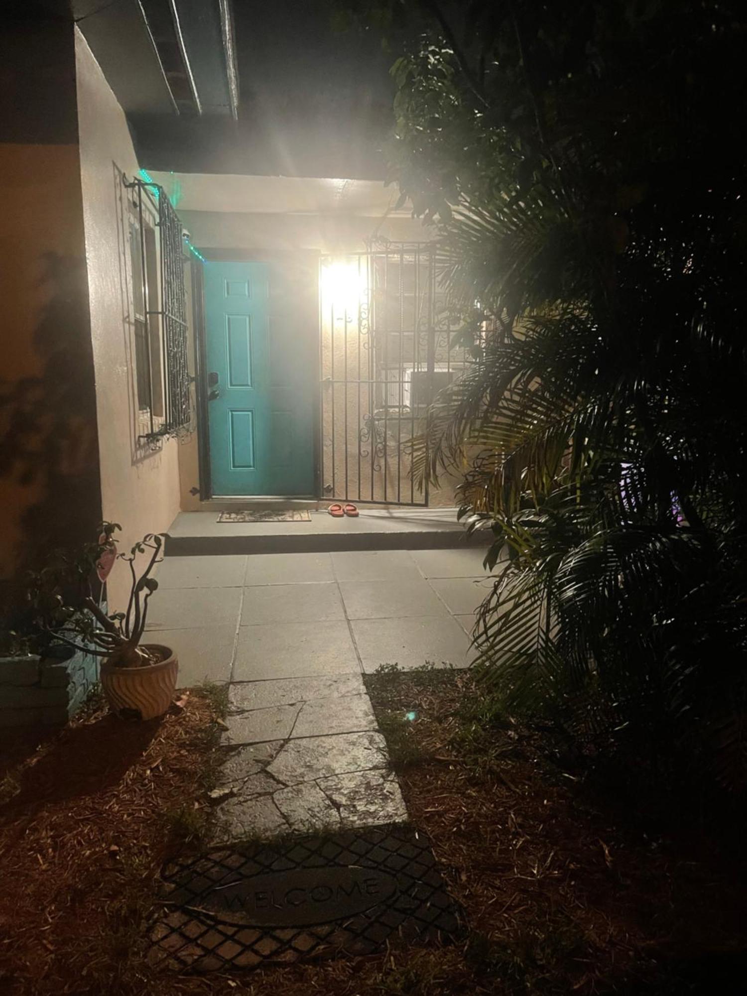 Miami Vibes "Hostel-Like" Shared Room Норт-Маямі Екстер'єр фото