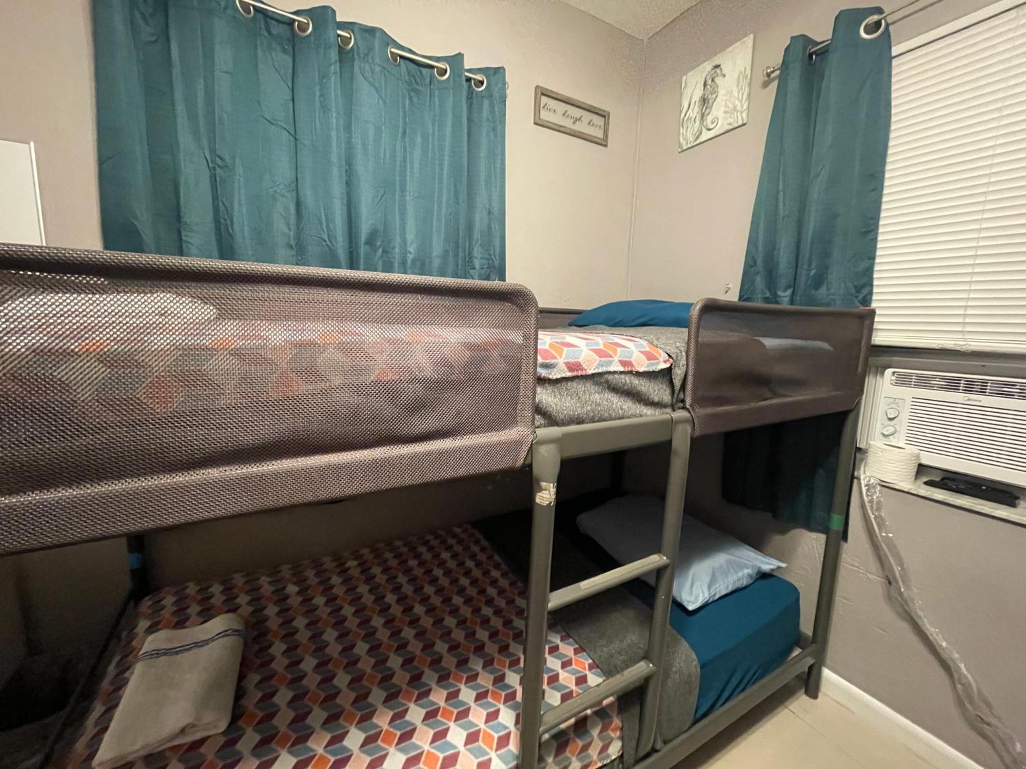 Miami Vibes "Hostel-Like" Shared Room Норт-Маямі Екстер'єр фото